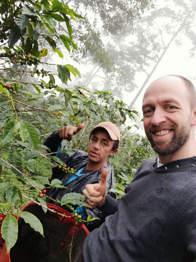 Markus in Kolumbien bei der Kaffeeernte mit Farmhelfer