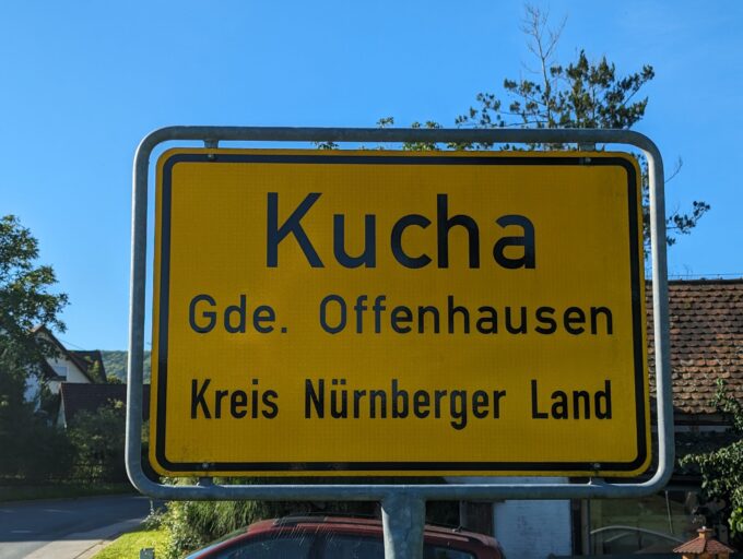 Ortsschild von Kucha in der Gemeinde Offenhausen im Kreis Nürnberger Land.